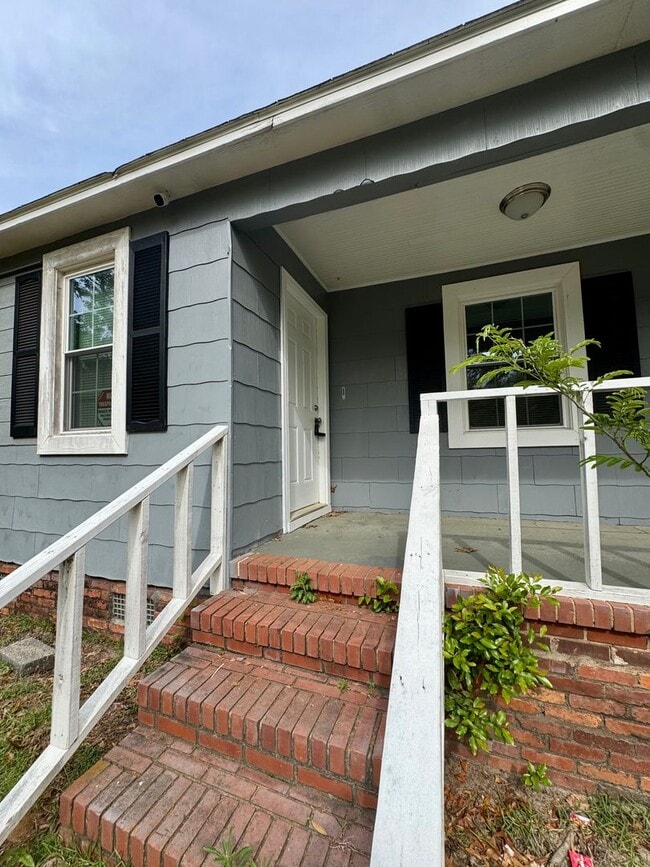 Building Photo - Unit A – Front Home