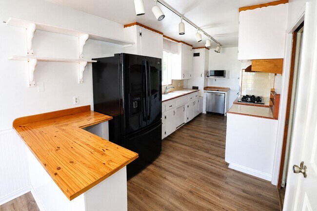 Building Photo - OWNER REMODEL - STUDENT RENTAL NEAR CAMPUS – HUGE DISCOUNT + ONE MONTH FREE!