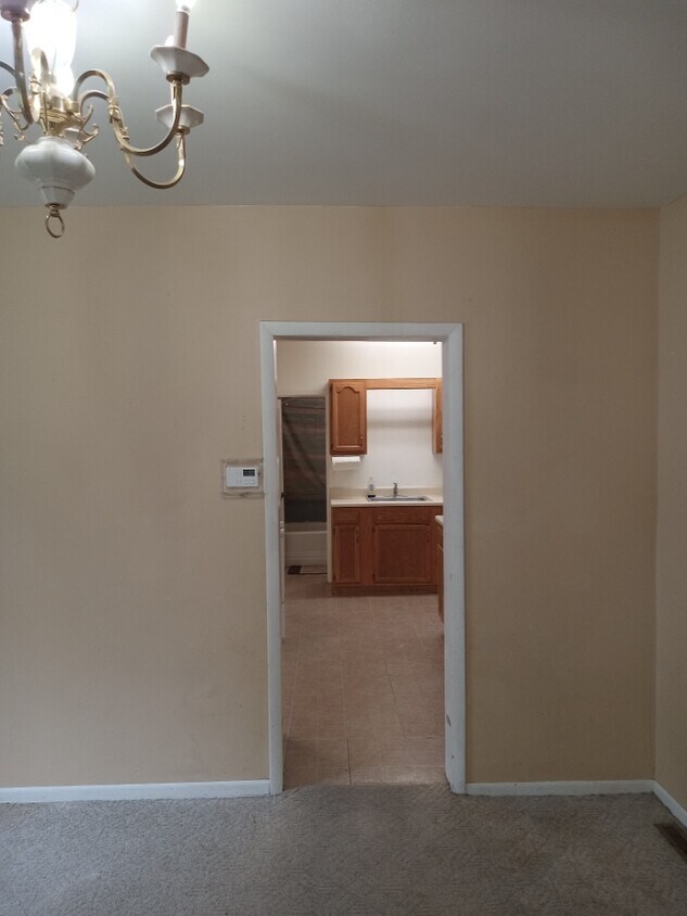 Cocina grande con muchos gabinetes. - 205 S Locust Ave