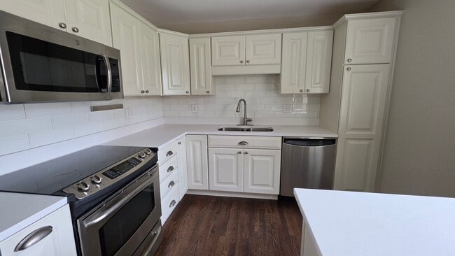 Building Photo - 793 W Longview Ave