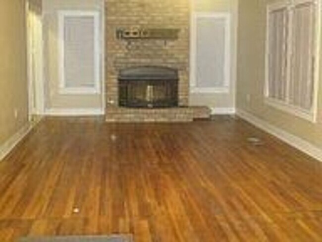 Building Photo - 5 Bedroom/ 3 Bathroom close to Tech!