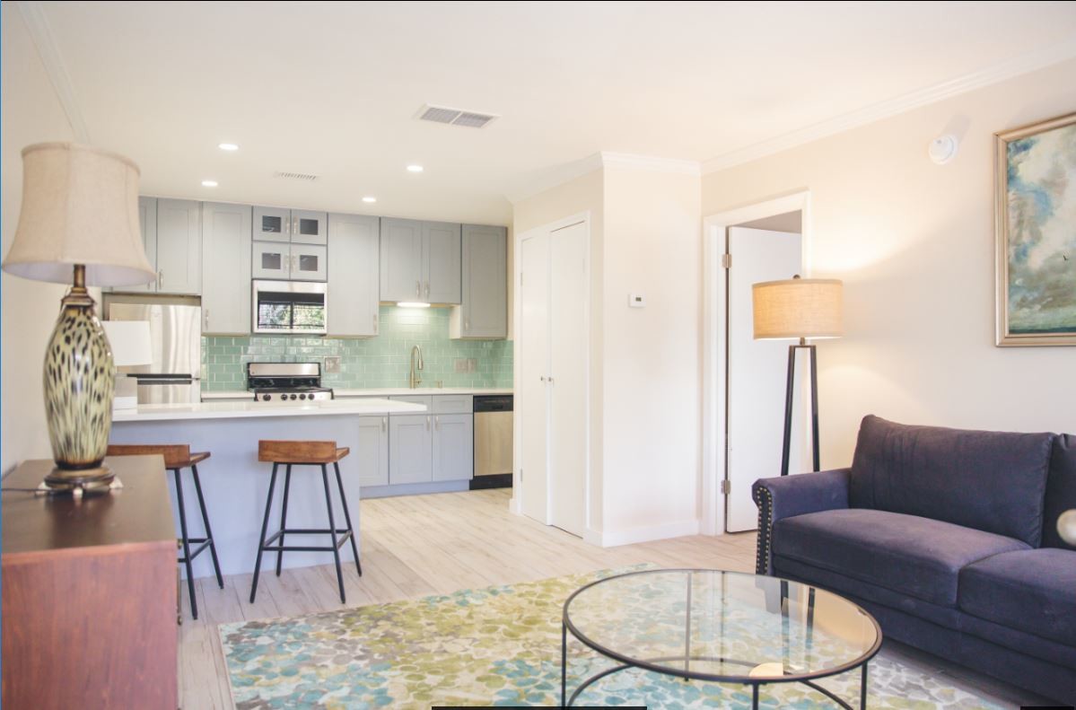 Pequeño 1bd Kitchen-Living Vista de la habitación - Renaissance Apartments at Capital Circle