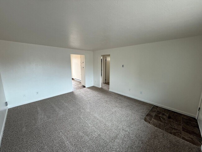 Building Photo - 926 SE Uglow Ave