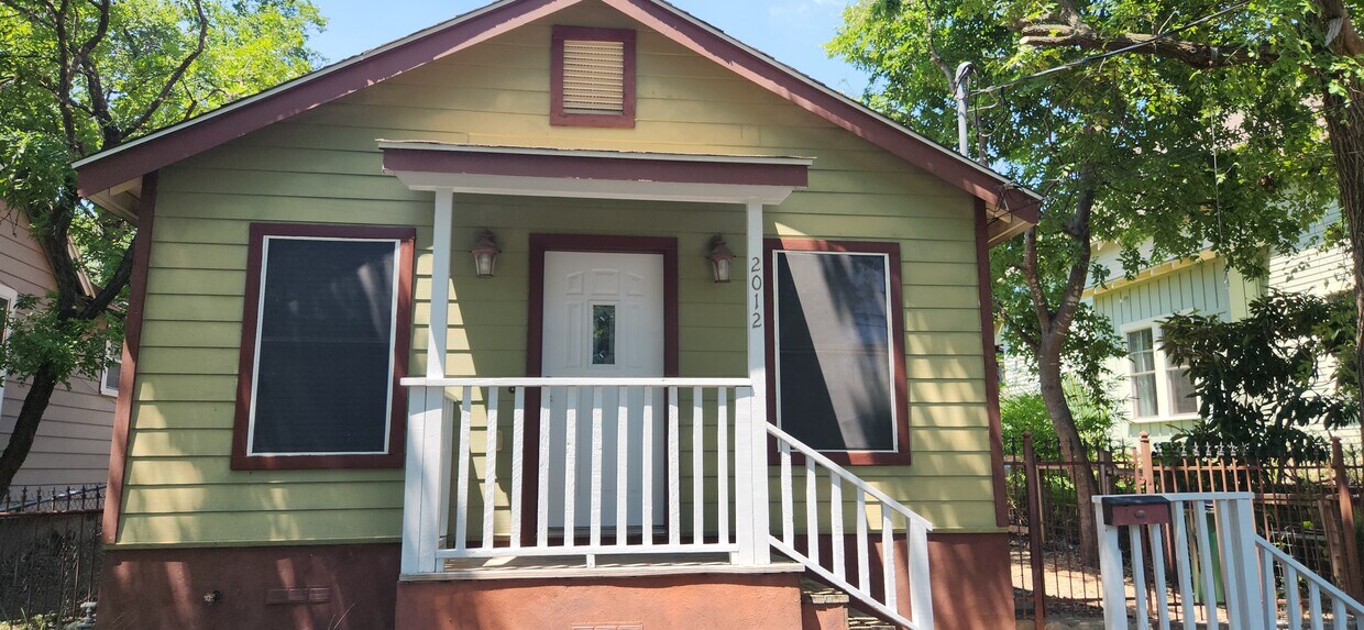 Primary Photo - 2012 E 11th St