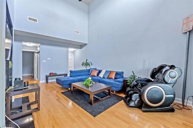 Foto del edificio - 4711 Spicewood Springs Rd