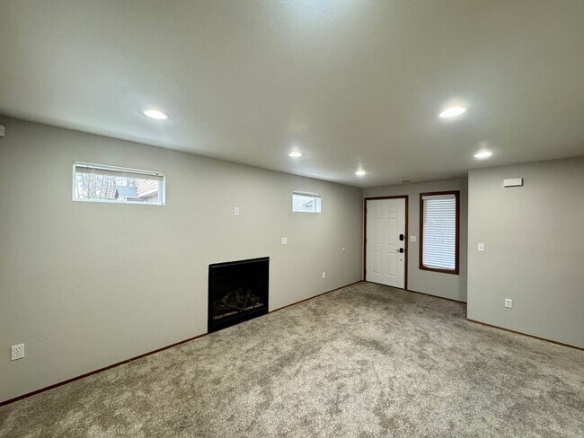 Building Photo - COZY TOWNHOUSE HOME