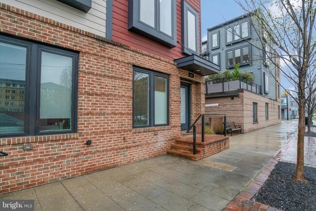 Building Photo - 601 N Henry St