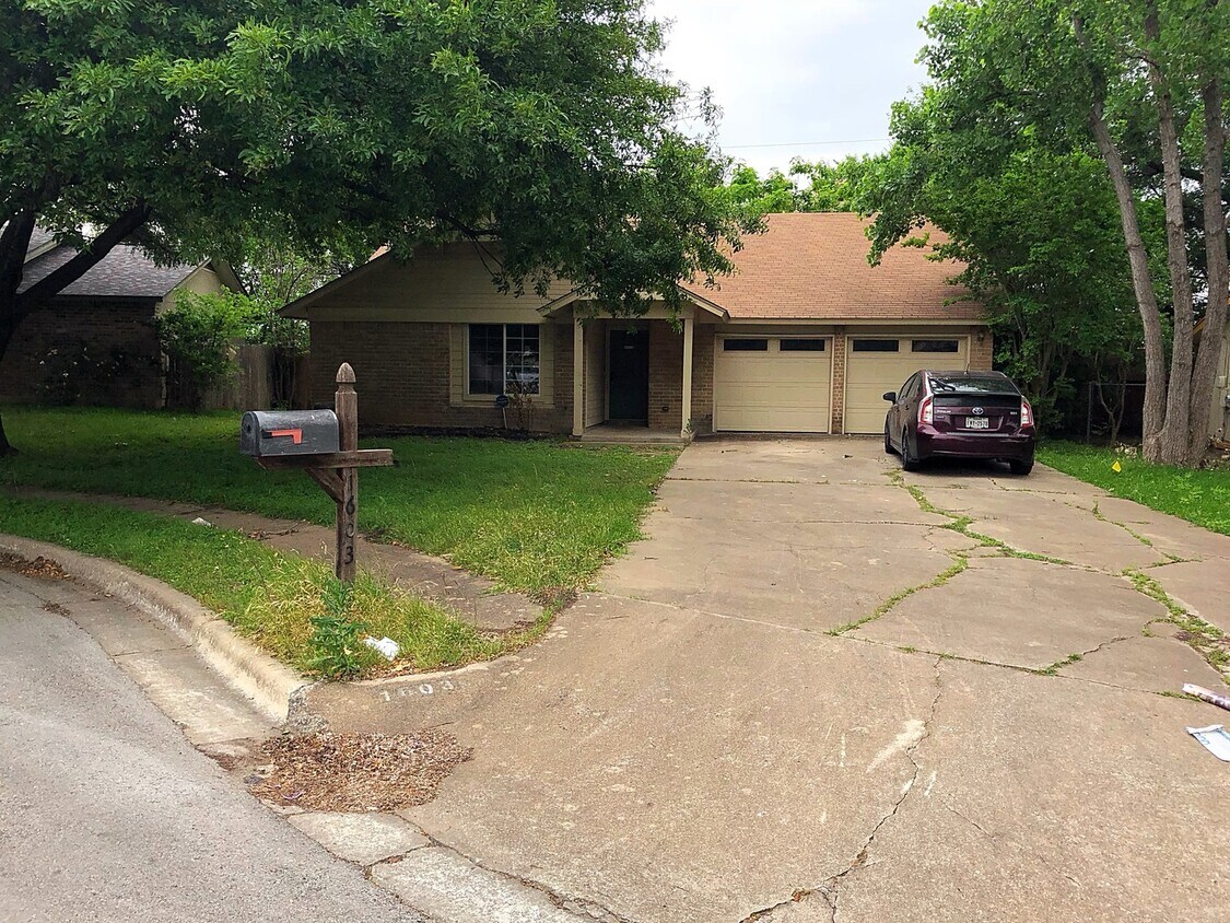 Primary Photo - Great 3/2 in Round Rock with no back Neigh...