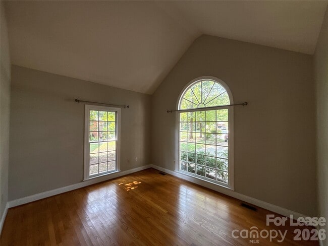 Building Photo - 2649 Willowbrook Dr