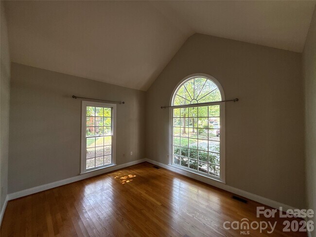 Foto del edificio - 2649 Willowbrook Dr