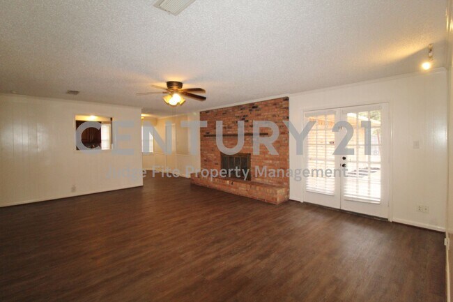 Building Photo - Charming 3/2/2 Neslted in Established Waxa...