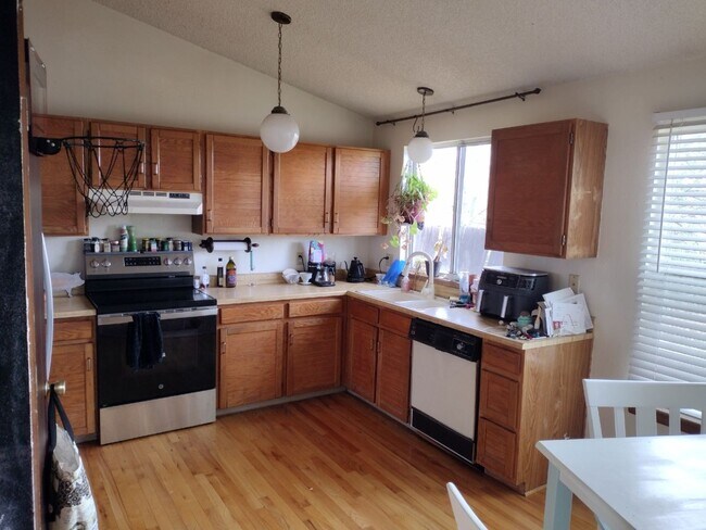 Foto del edificio - 4BR 2BA Home on 6015 sq ft Lot Adjacent to Open Space