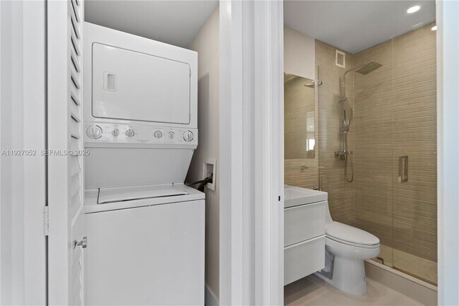 Foto del edificio - 2451 Brickell Ave