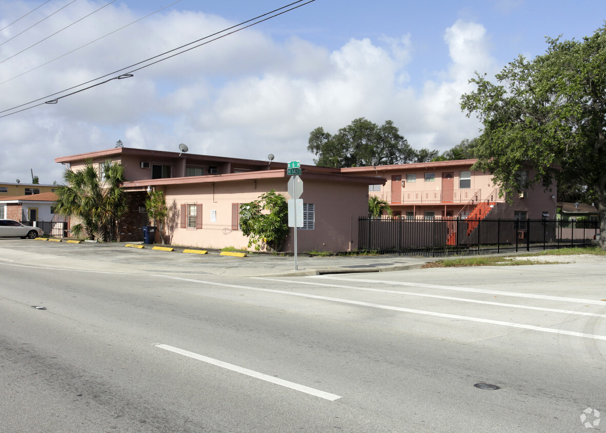 Primary Photo - Royal Oak Apartments