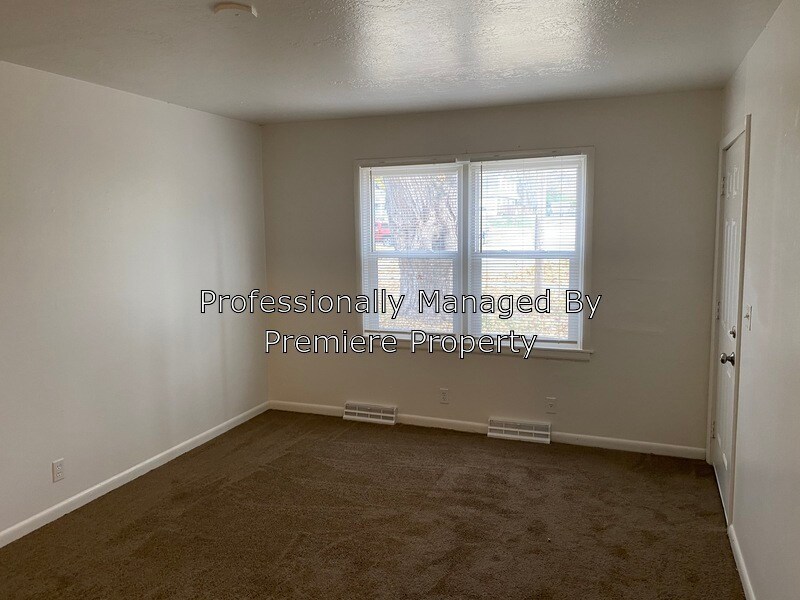 613 Deweese St, Grandview, MO 64030 Condo for Rent in Grandview, MO