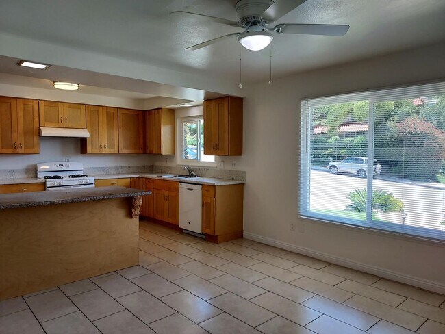 Foto del edificio - 3bd/2 bath washer/dryer hook ups/Large  pr...