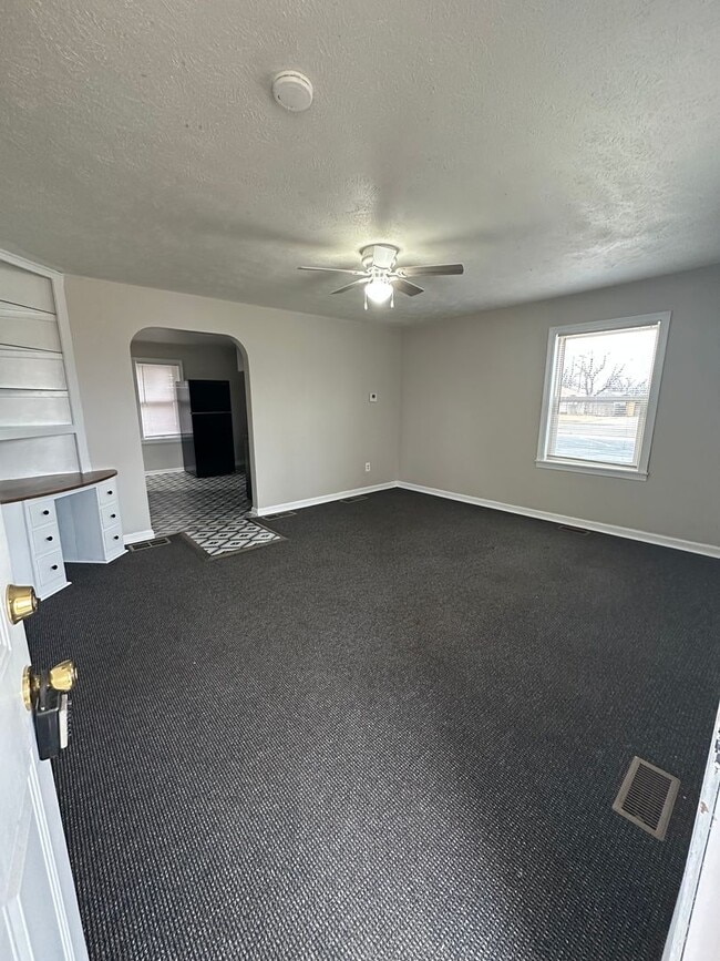 Building Photo - 2 Bedroom, 1 Bath House w/ Basement and Do...
