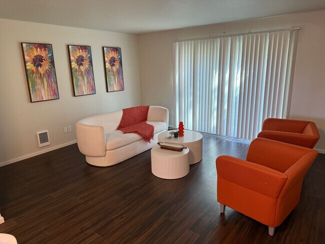 Building Photo - Newly Remodeled Townhome in the Heart of K...