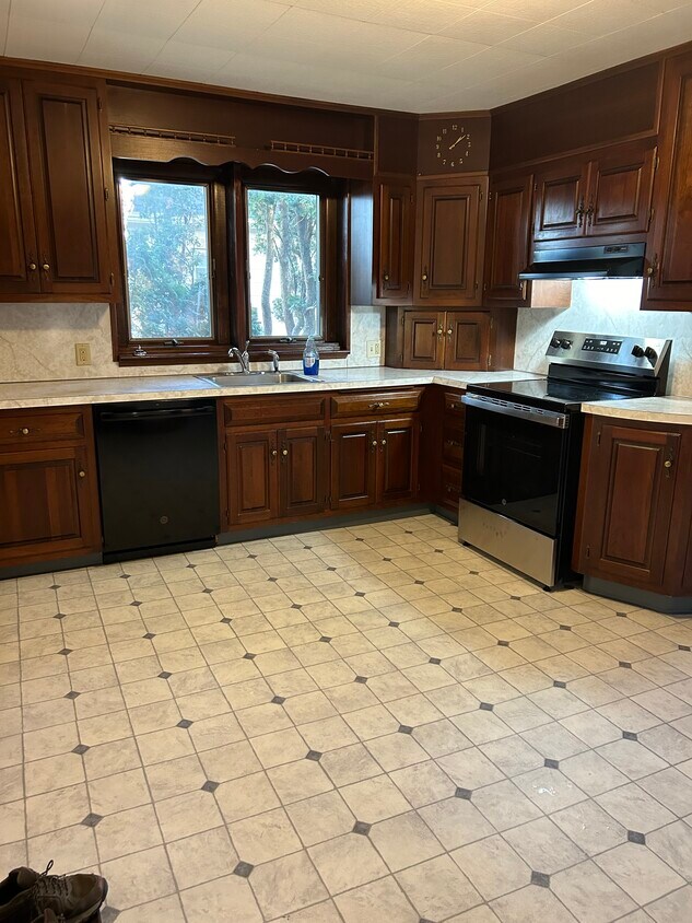 Kitchen - 918 E 7th St