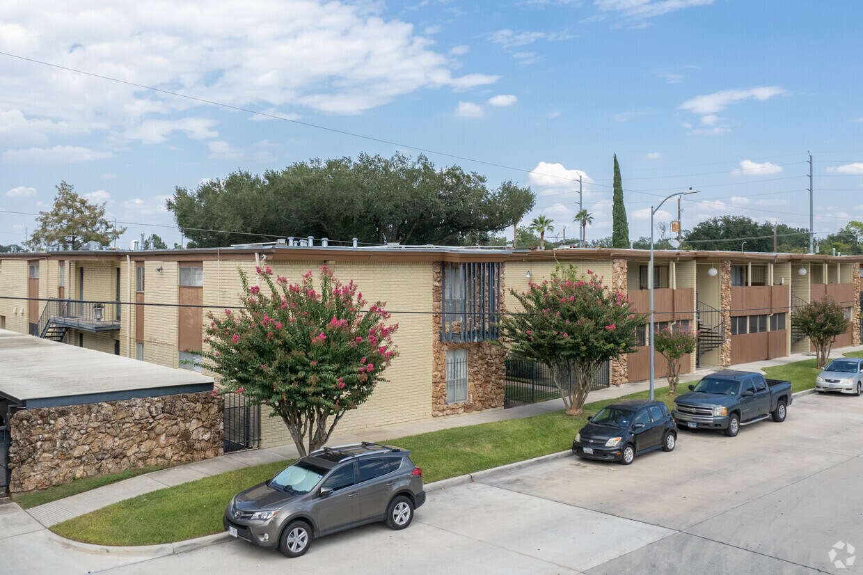 Palm Gardens Apartments in Houston, TX