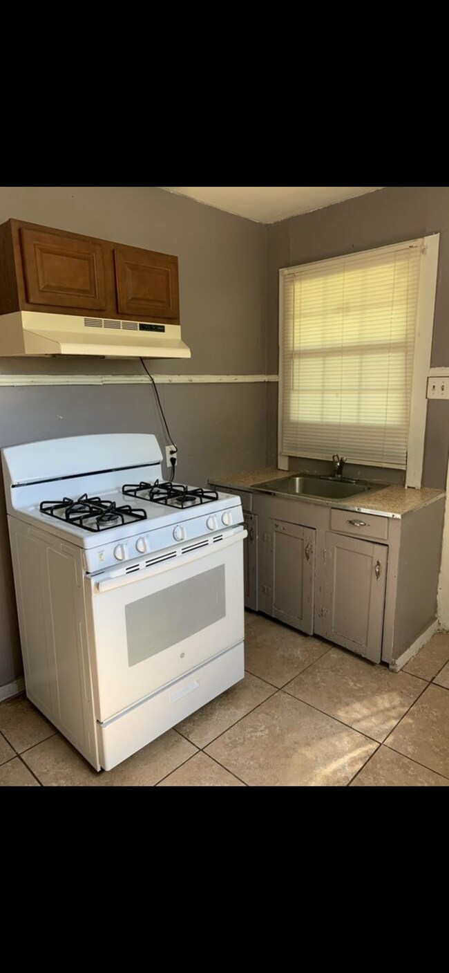 Building Photo - 3204 E 4th St