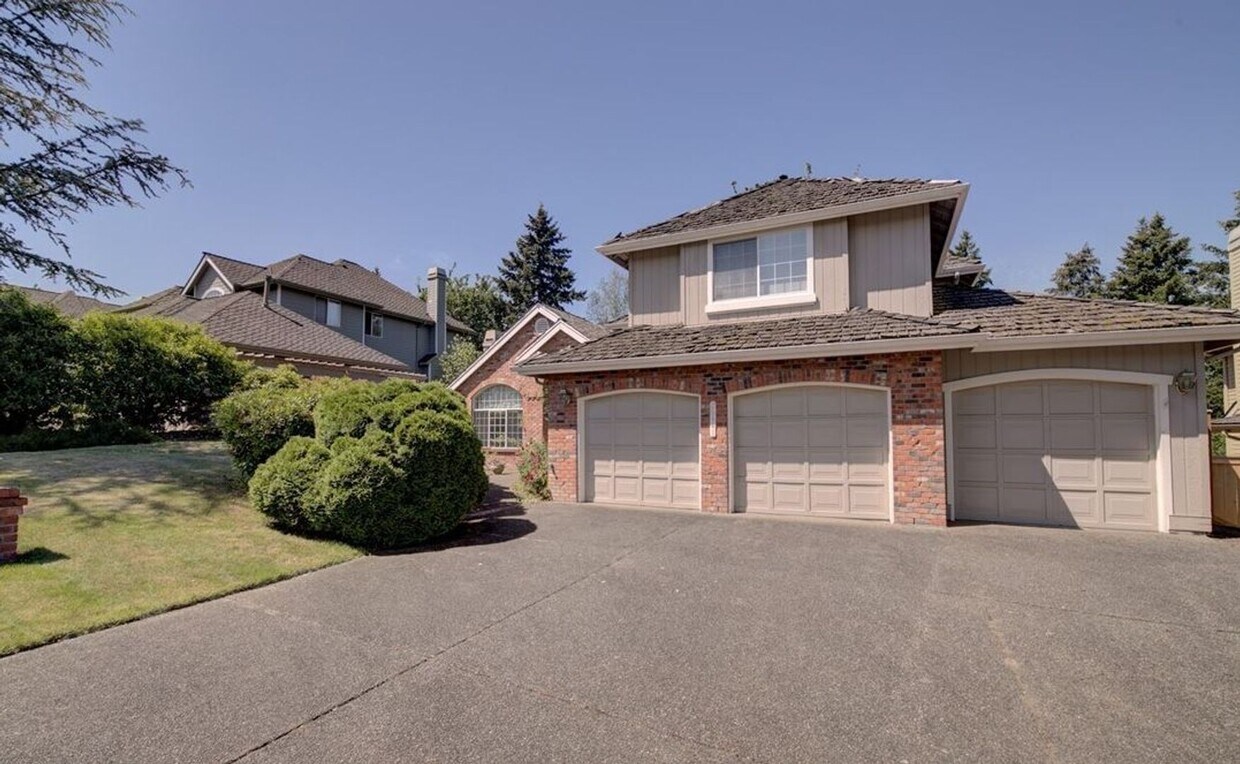 Primary Photo - 4 bedroom + Bonus room with a large fenced...