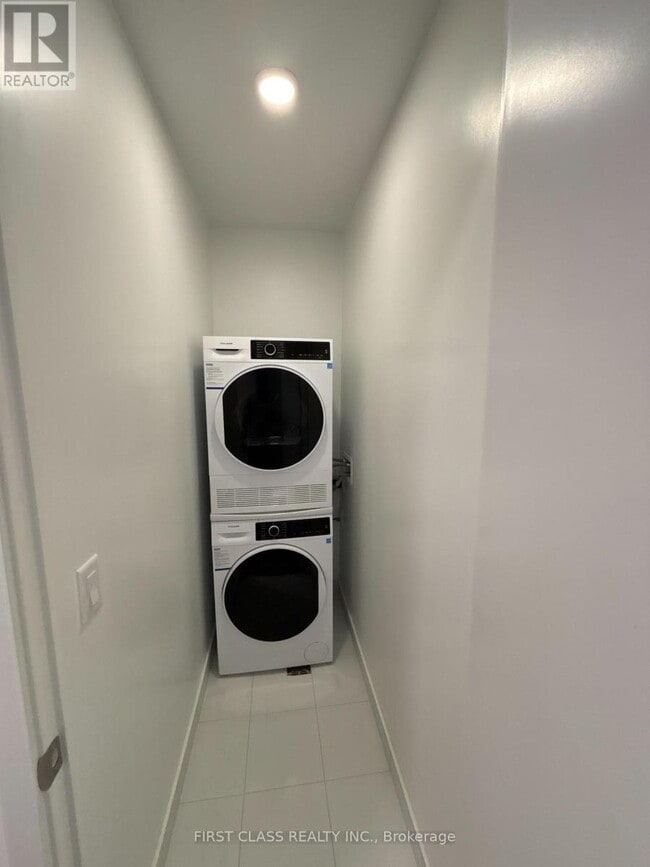 Building Photo - 180 Front St E