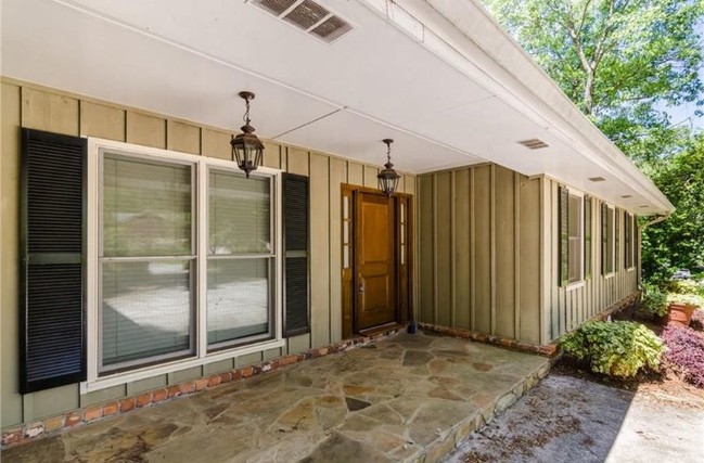 Foto del edificio - 4161 Lakeshore Way NE