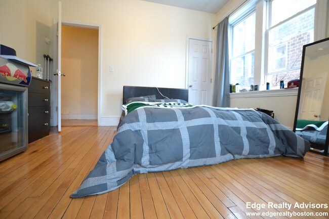 Building Photo - 74 Egmont St