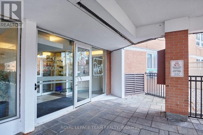 Photo du bâtiment - 2000 Jasmine Crescent