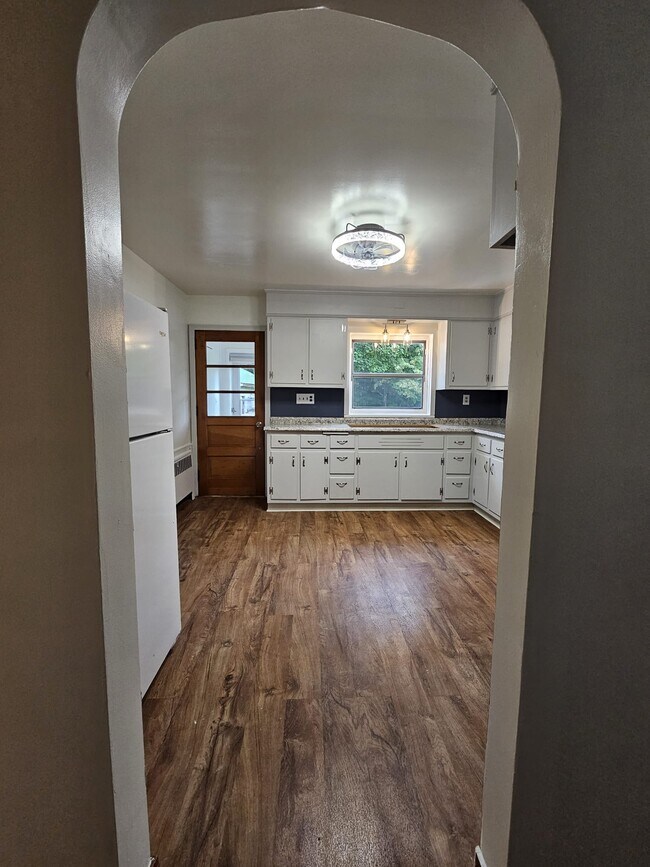 Kitchen - 244 Vineyard Ave