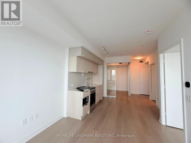Building Photo - 448 Burnhamthorpe Rd W
