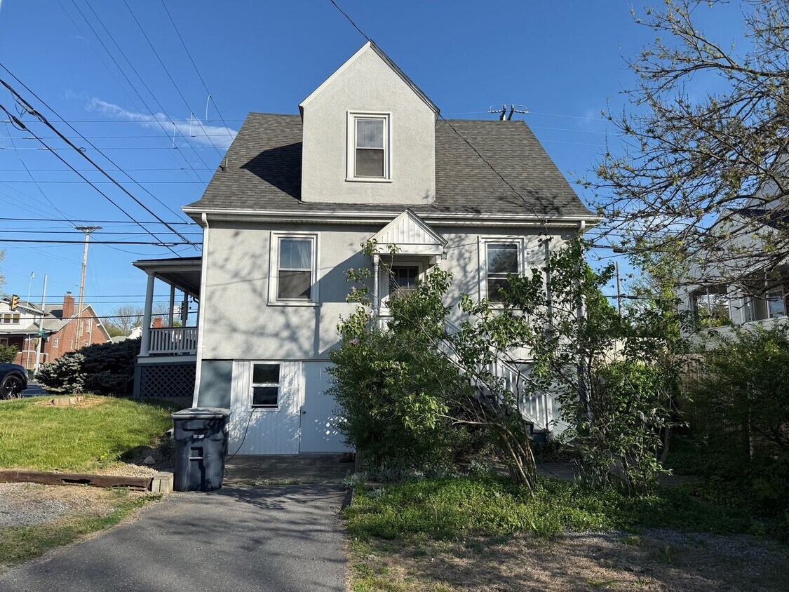 Foto del edificio - Well maintained 3 bedroom, 1 bath home coming available in June!