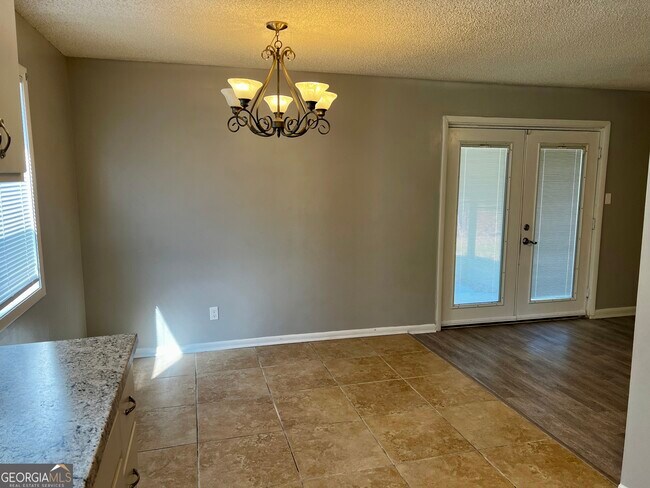 Building Photo - 10 Crestwood Cir