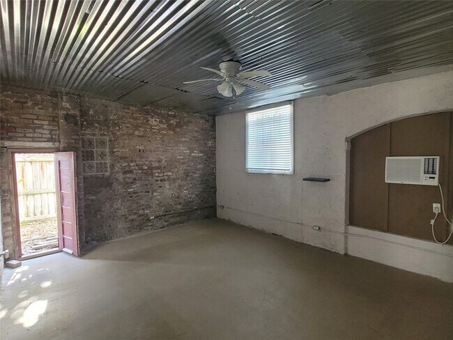 Building Photo - 1407 Broadway Avenue J