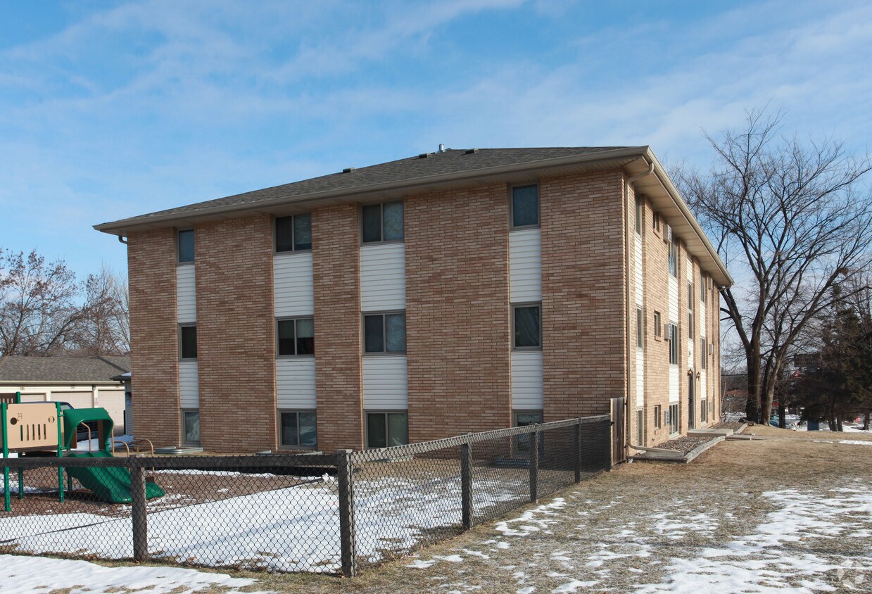 Building Photo - Bass Lake Apartments