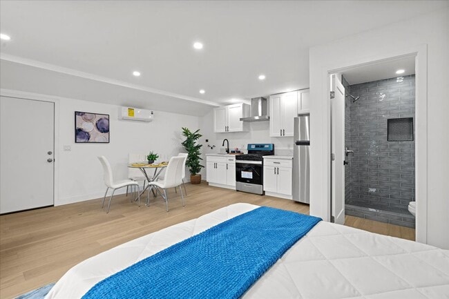 Building Photo - 5813 Saloma Ave