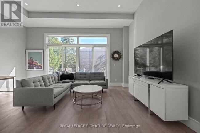 Building Photo - 425B Valermo Dr