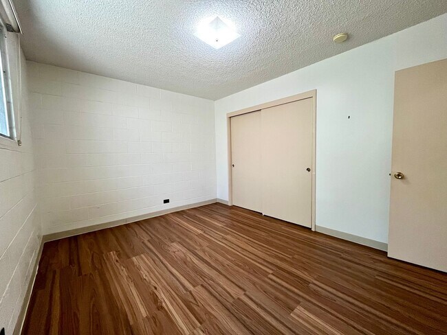 Building Photo - Punchbowl: Renovated 2 Bed, 1 Bath Apartme...