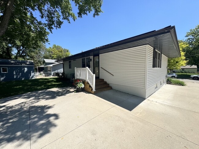 Building Photo - 860 3rd St