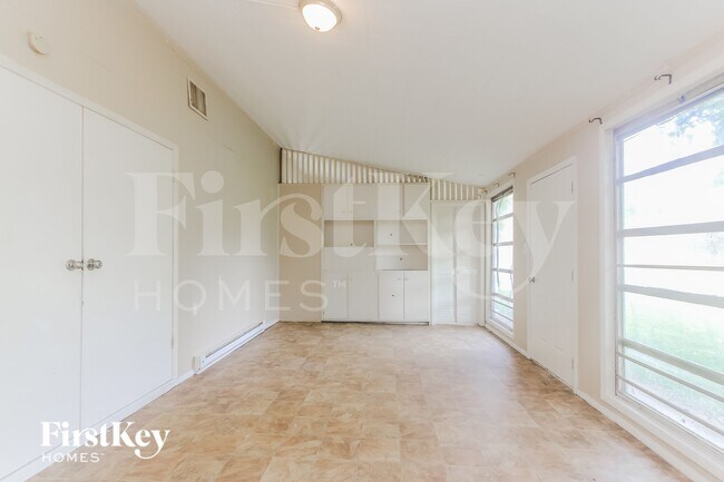 Building Photo - 1733 Alimingo Dr