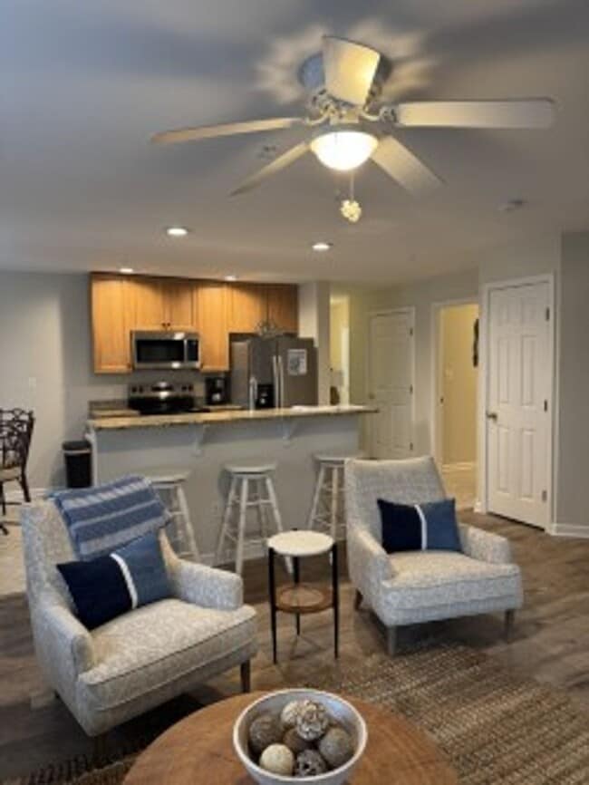 Foto del edificio - FULLY FURNISHED 1 BEDROOM NOW AVAILABLE