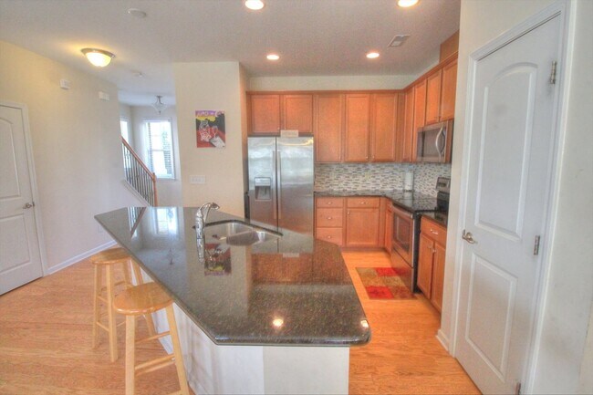 Foto del edificio - Beautiful 3 Bedroom/ 2.5 Bath Townhome in ...