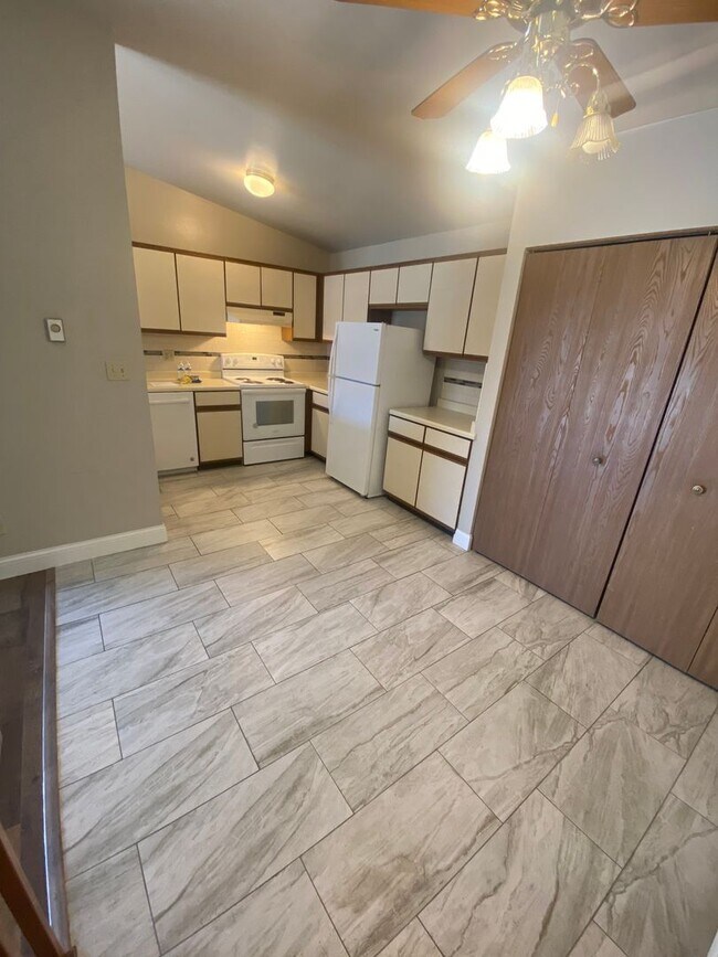 Building Photo - Private Entry Upper 2 Bedroom Apartment!