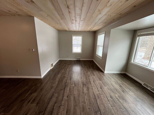 Building Photo - Very nice updated 2 Bedroom single family ...