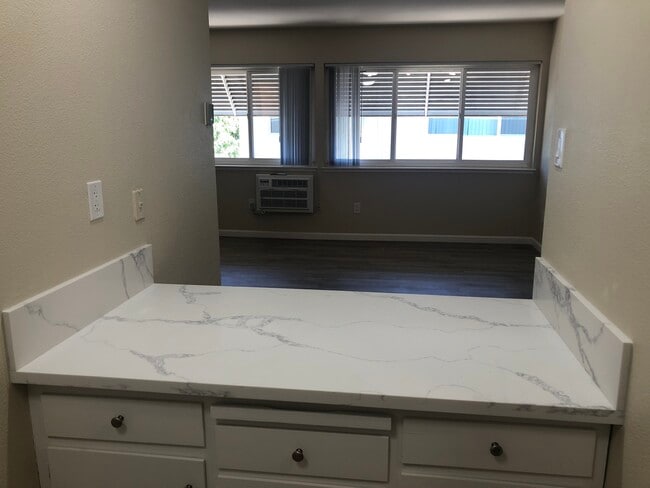 Building Photo - Campus Manor