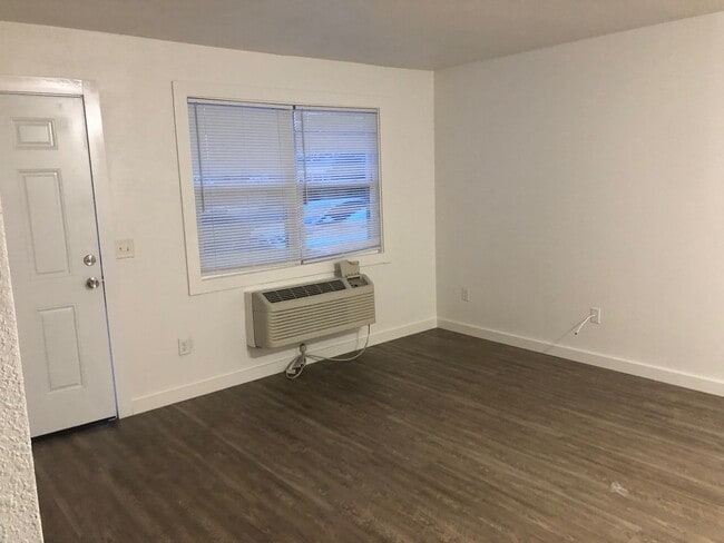 Building Photo - 905 Russ Lake Dr