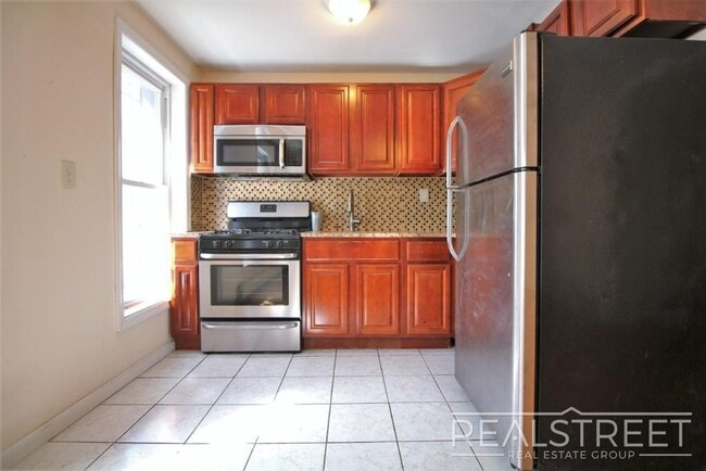 Building Photo - Charming 2-Bedroom Apartment with Roof Acc...