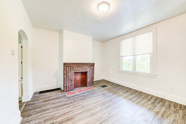 Building Photo - Available August 2024 - 2 Bedroom Home Rec...