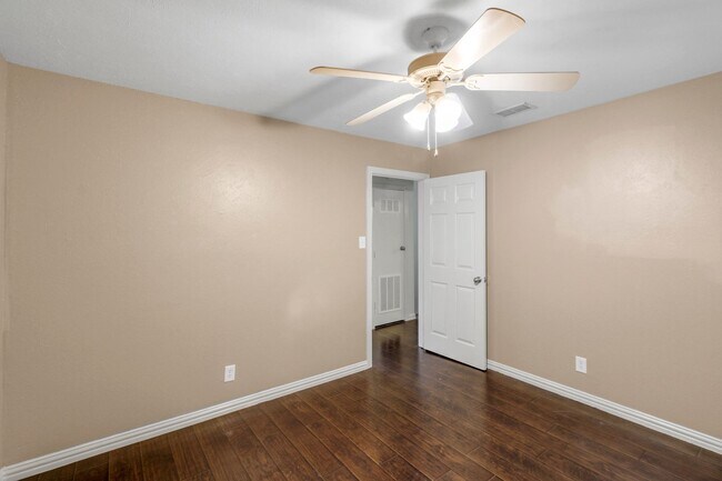Foto del edificio - 2425 Lakeview Cir
